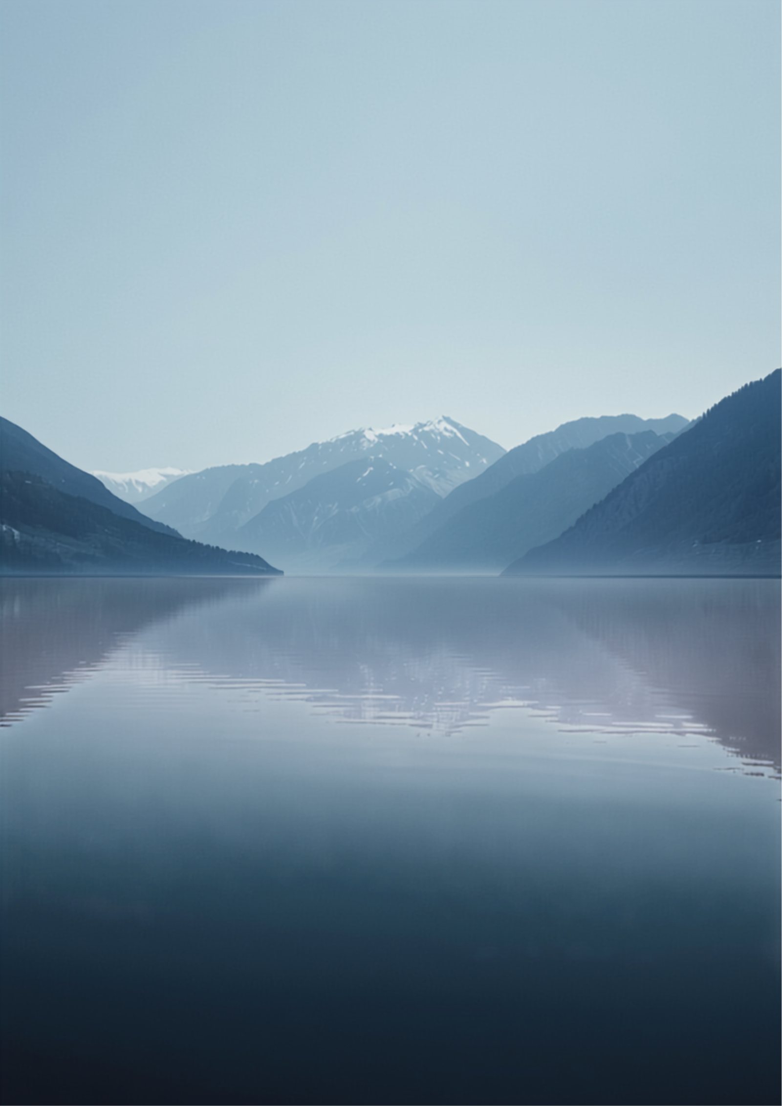 Ruhiger Schweizer Bergsee, dessen stilles Wasser gestaffelte Gipfel im sanften Morgennebel spiegelt — Sinnbild für Stabilität, Klarheit und langfristiges Denken.